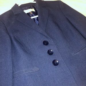 Beautiful navy Le Suit petite skirt suit